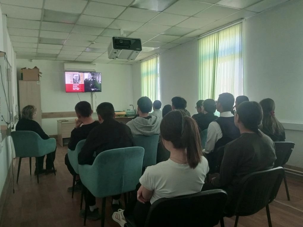 В преддверии Дня Победы участники клуба «Подросток» на базе Семейного МФЦ провели патриотический час.