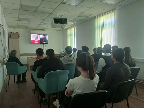 В преддверии Дня Победы участники клуба «Подросток» на базе Семейного МФЦ провели патриотический час.
