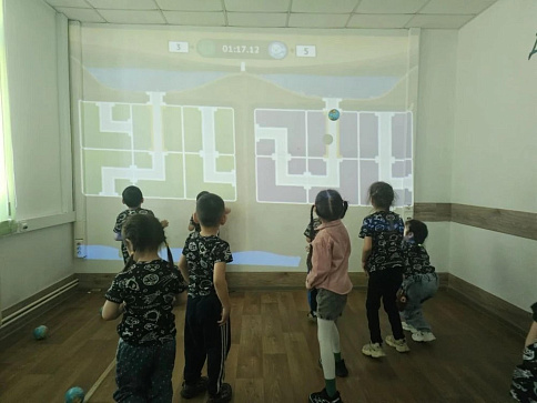 Космическое путешествие для маленьких исследователей. В Семейном МФЦ прошло увлекательное мероприятие для воспитанников детского сада «Радуга», посвящённое предстоящему Дню космонавтики.